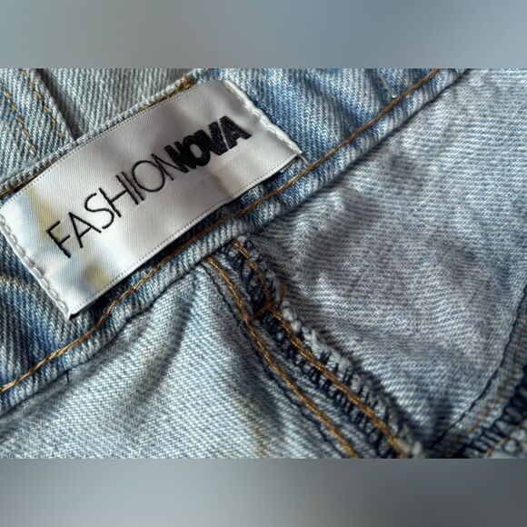 Fashion Nova Jeans 5 Pocket Design Button & Zippe Distressed Women’s Size 25 EPC - Picture 4 of 5